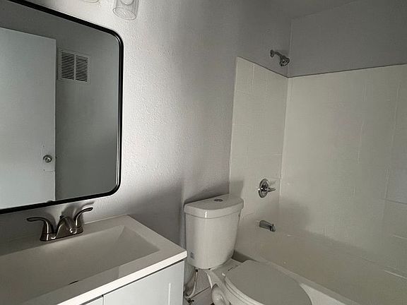 4th image of 832 W 84th St APT 8