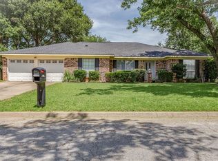 3205 Avon Dr, Arlington, TX 76015