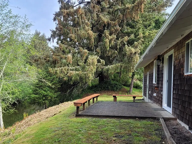 The home sits high on the high bank of the Neacoxie River that runs through Gearhart. Wild life abounds, and birds are sighted daily.
