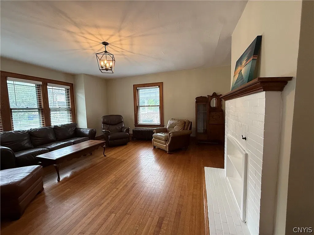 5 bed, 1.5 bath, 1609 sqft, $3,250 — Photo 3