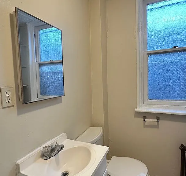 920 E Schiller St — Photo 2