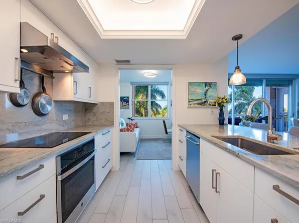 6585 Nicholas BLVD #303, NAPLES, FL 34108