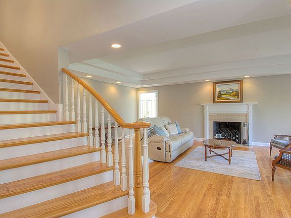 3rd image of 9 Westlake Dr