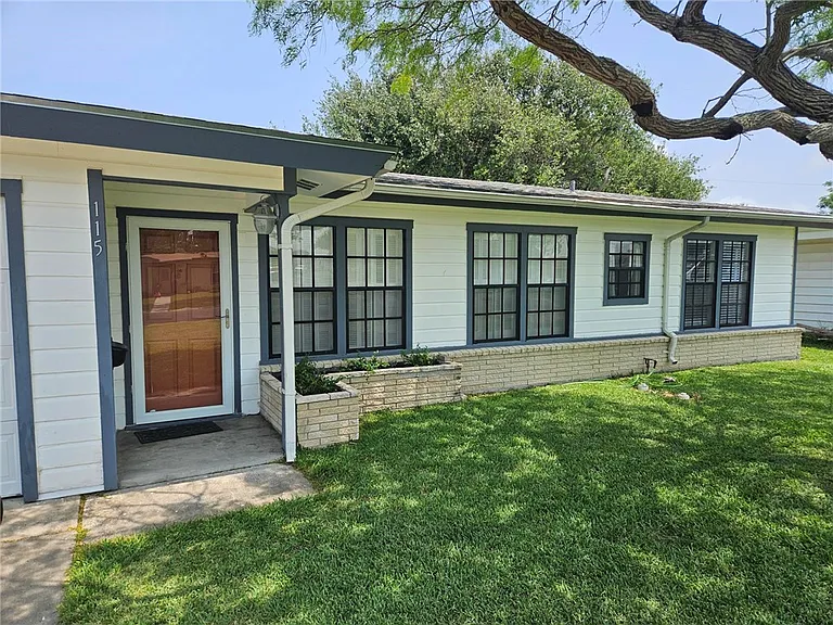115 Holly Dr — Photo 2