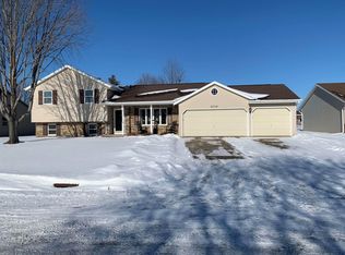 2328 W Roselawn Dr, Appleton, WI 54914
