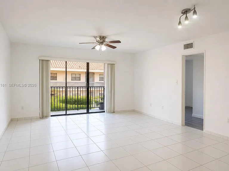 240 W Park Dr #205-4 — Photo 2