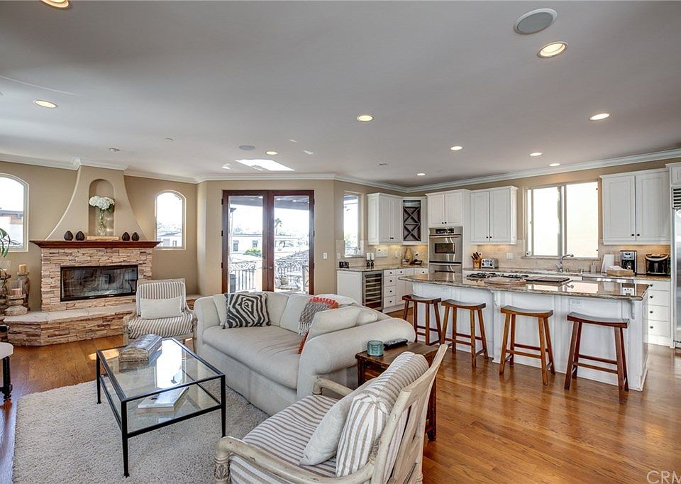 1st image of 813 Crest Dr