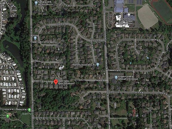 Private back yard greenbelt.