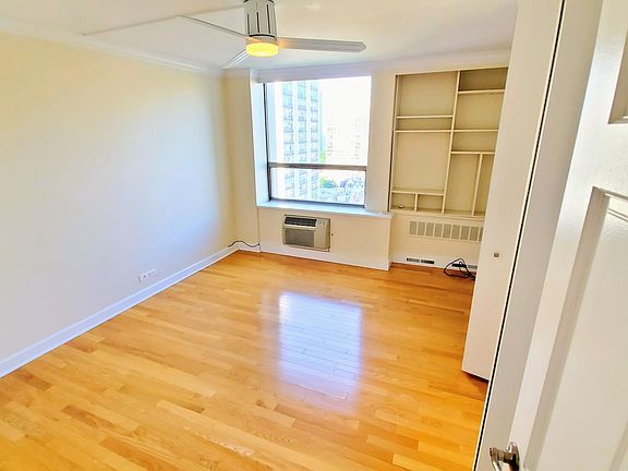 5th image of 1460 N Sandburg Ter APT 1602