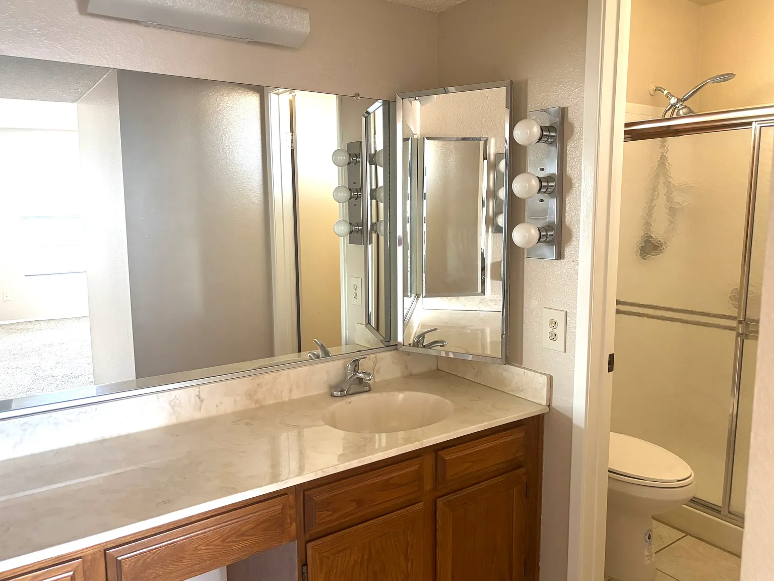 2 bed, 1096 sqft, $1,695 — Photo 3