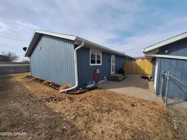 2111 32nd Ave S, Fargo, ND 58103