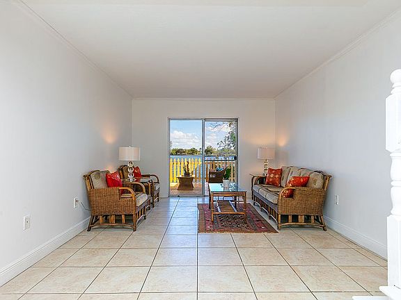 4th image of 4126 SW 61st Ave #6