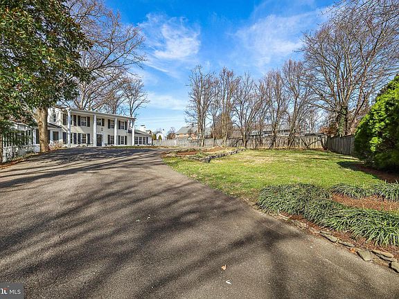 3rd image of 1609 Fort Hunt Ct