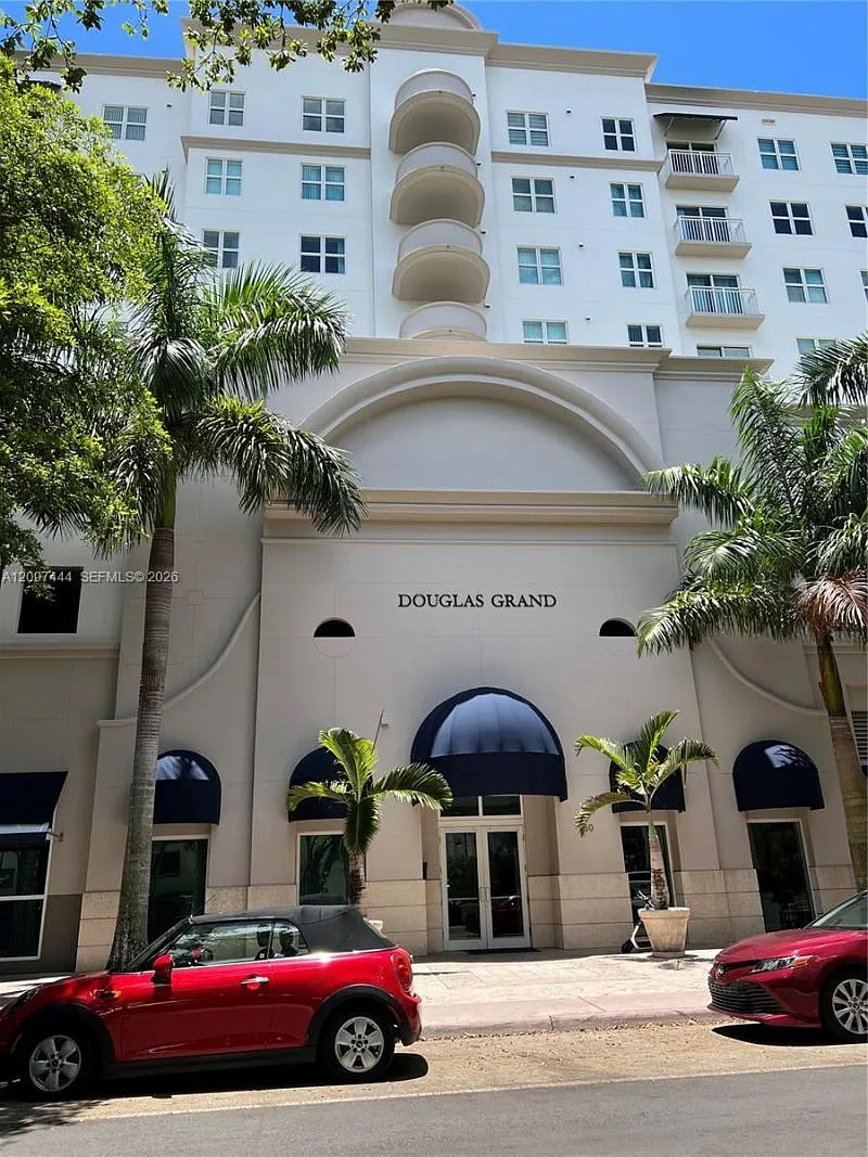 1 bed, 1.0 bath, 735 sqft, $2,190 — Photo 2
