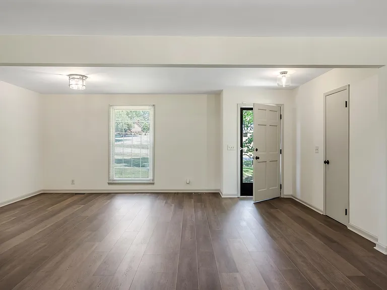 301 Glenwood Dr — Photo 4