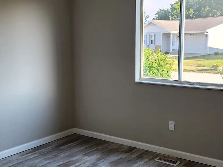 649 Showplace Ct — Photo 8
