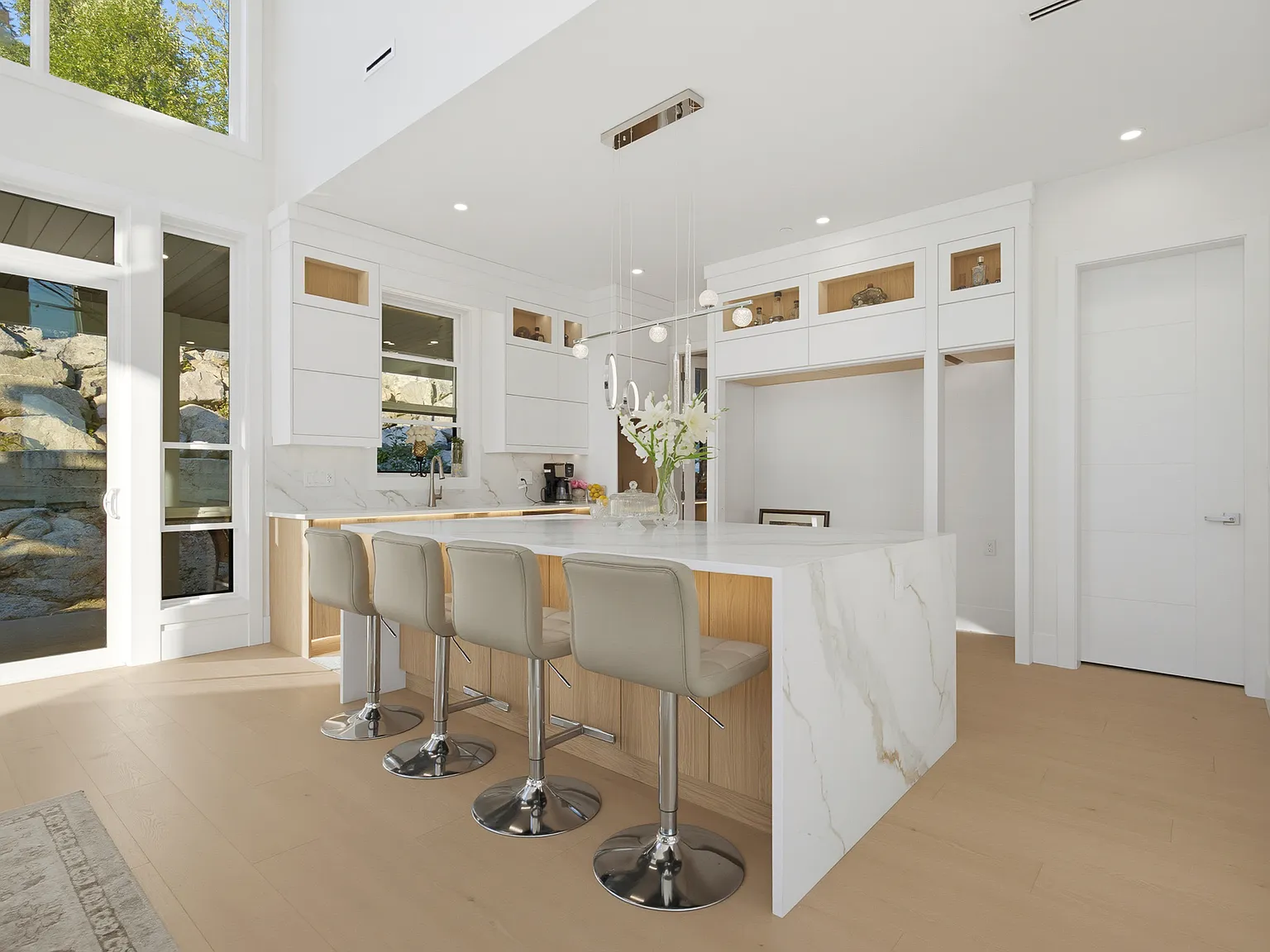 4 bed, 5.0 bath, 5108 sqft, $6,495 — Photo 3
