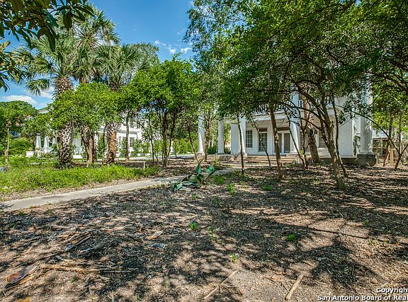 3rd image of 101 E Agarita Ave