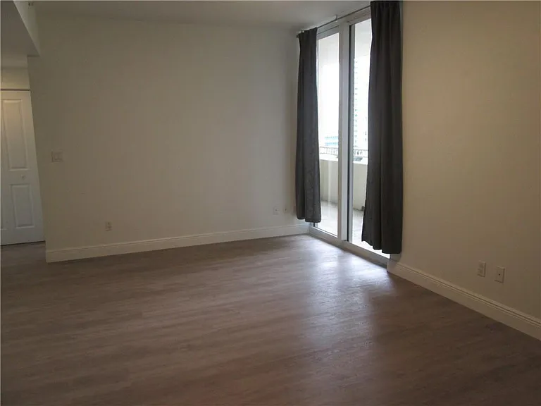 511 SE 5th Ave #1419 — Photo 3