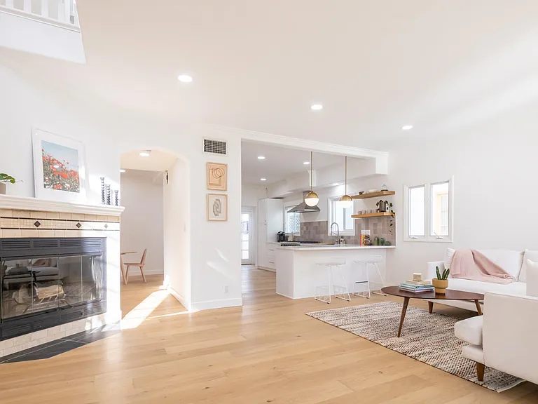 147 N Loreta Walk — Photo 5