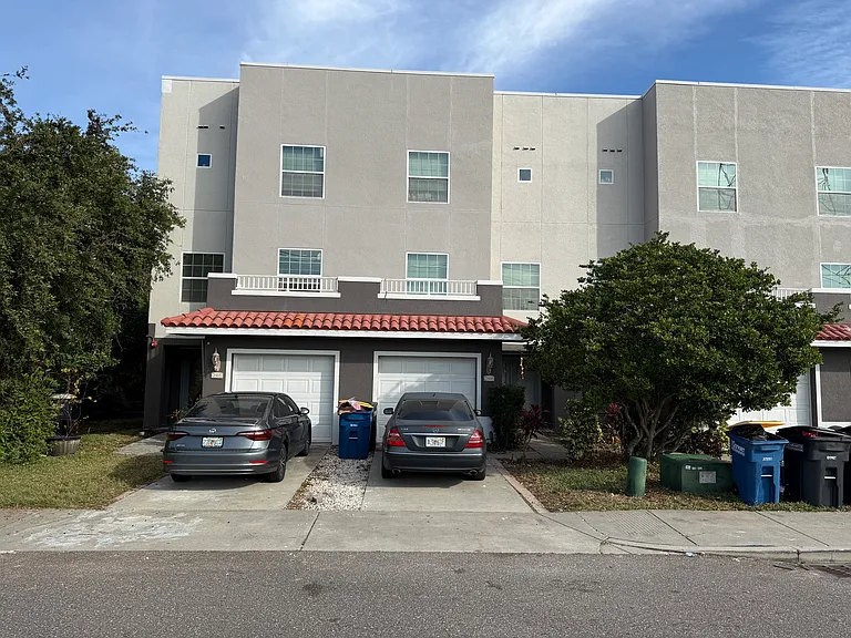 2505 Druid Rd E — Photo 2