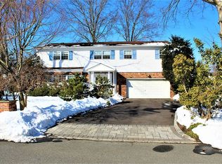 14 Woodland Rd, Roslyn, NY 11576