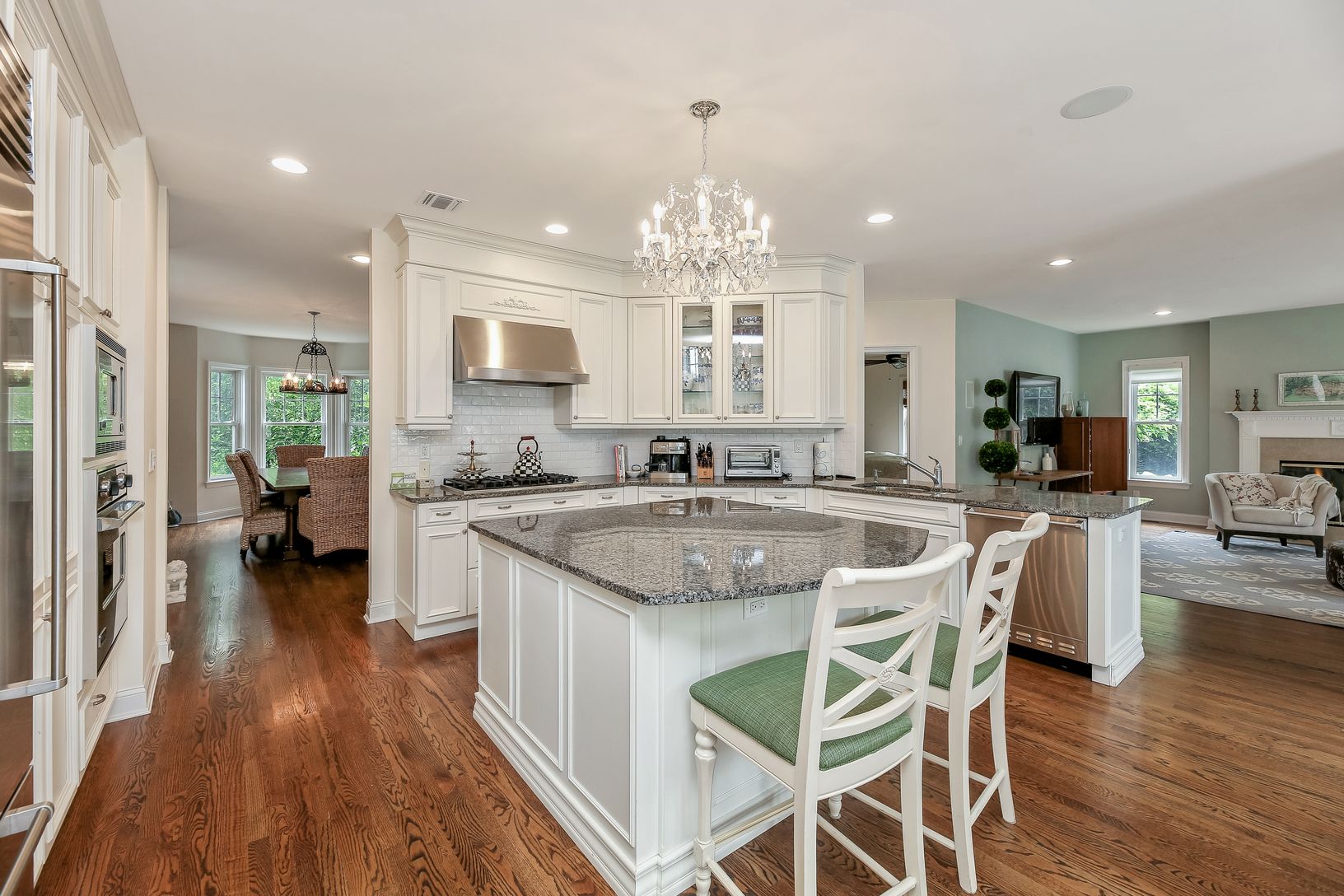  Large Kitchen with Viking & Subzero Appliances