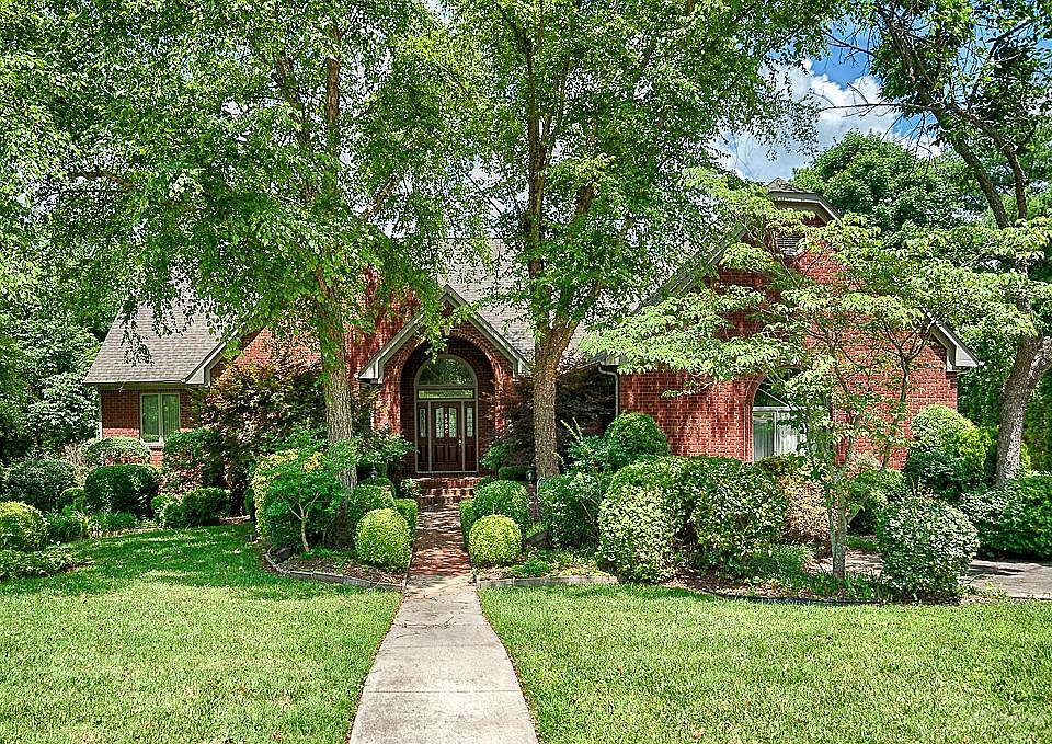 Wonderful home in Walker Woods.