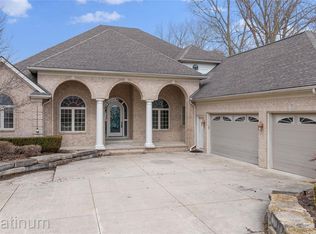 48877 Point Lakeview Dr, Chesterfield, MI 48047