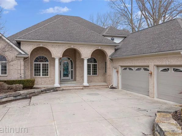 48877 Point Lakeview Dr, Chesterfield, MI 48047