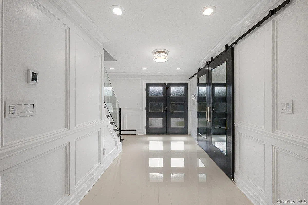 7 bed, 5.0 bath, 5800 sqft, $12,000 — Photo 3