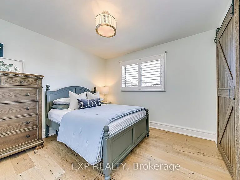 322 Mary St — Photo 32