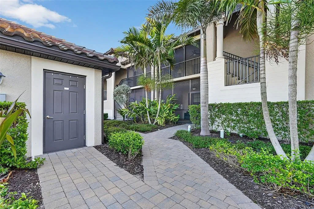 2 bed, 2.0 bath, 1355 sqft, $2,300 — Photo 4
