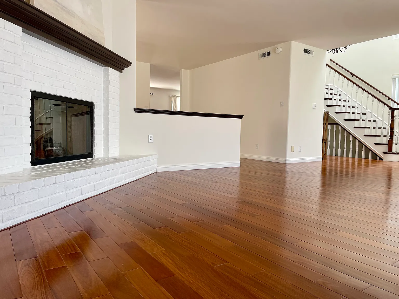 3 bed, 2.5 bath, 2328 sqft, $6,995 — Photo 3
