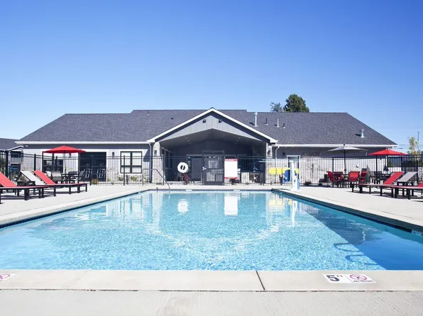 Prairie Pointe Apartments and Townhomes