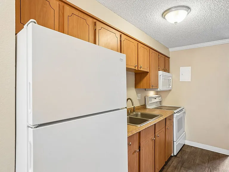 Knollwood and Tanglewood Apartments — Photo 20