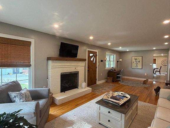 4th image of 176 Devon Dr