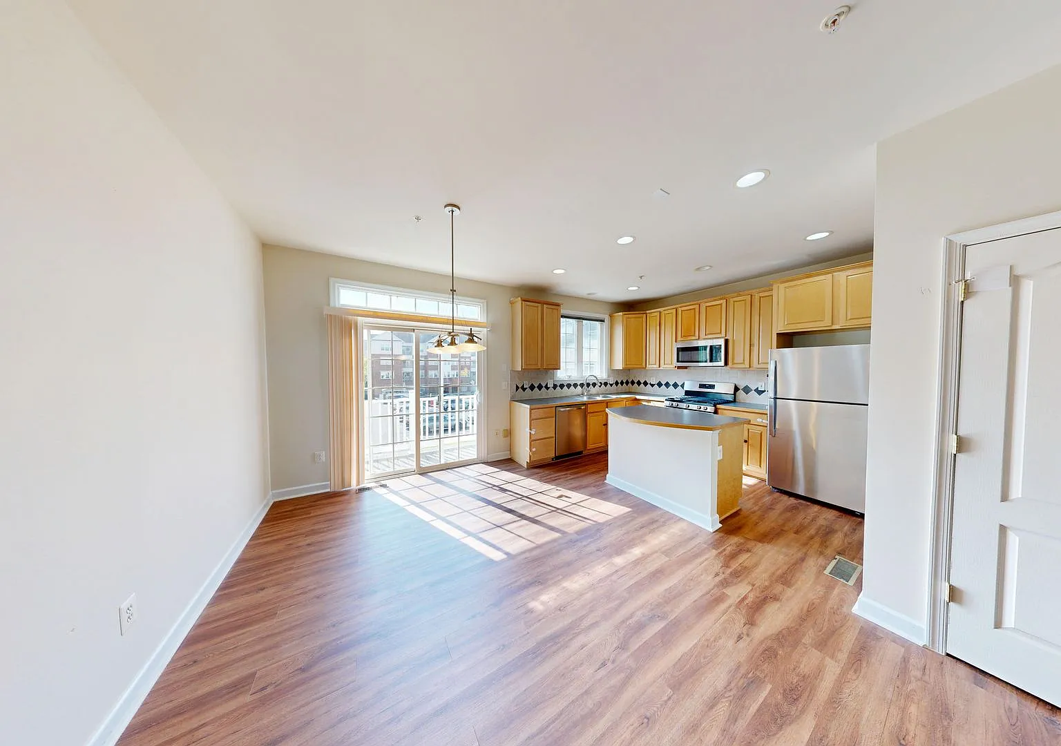 3Bedroom/2full+2Half Baths - Garage Townhouse in King Farm! — Photo 3