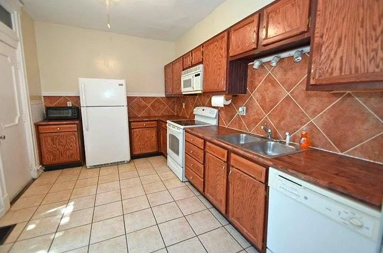 2343 Victor Street — Photo 2