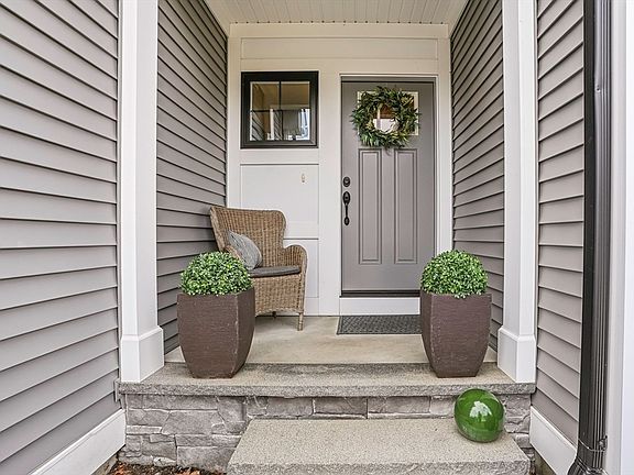 4th image of 935 Main St #23