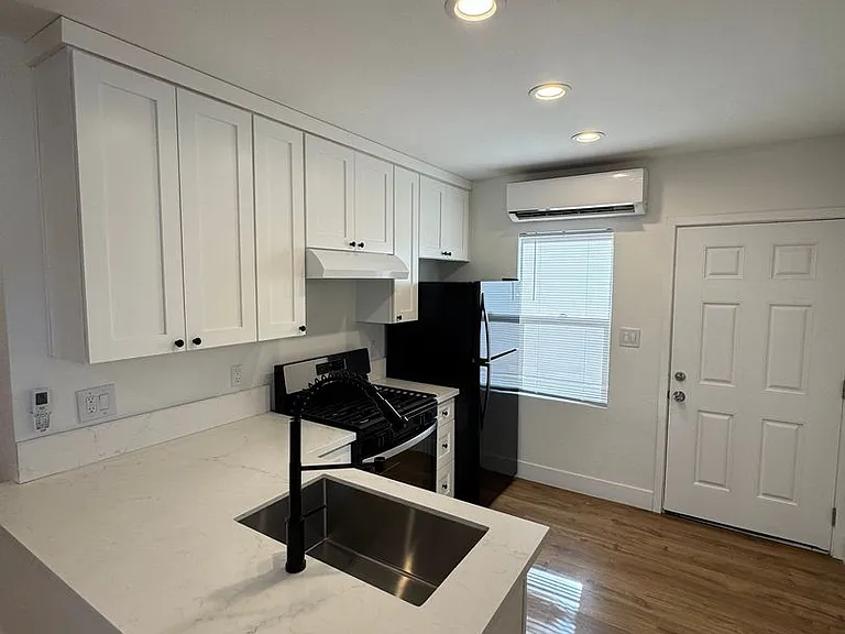 4318 N. Lakewood Blvd — Photo 3