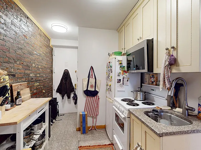 520 E 11th St #16 — Photo 4