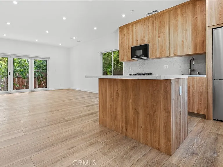 512 W Washington Blvd — Photo 3