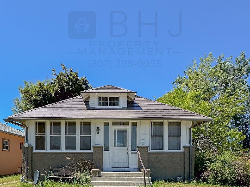 1st image of 704 Illinois St