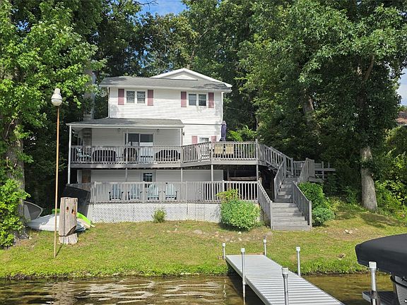 4th image of 701 Community Dr
