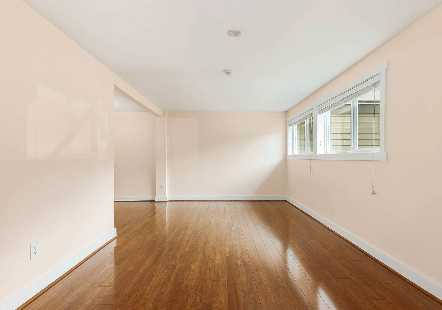Bright & Updated 2BR Townhome in the Heart of Redmond Near Light Rail & Marymoor Park — Photo 4