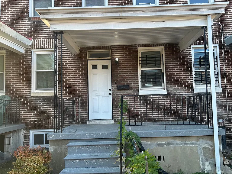 2326 Aiken St — Photo 2
