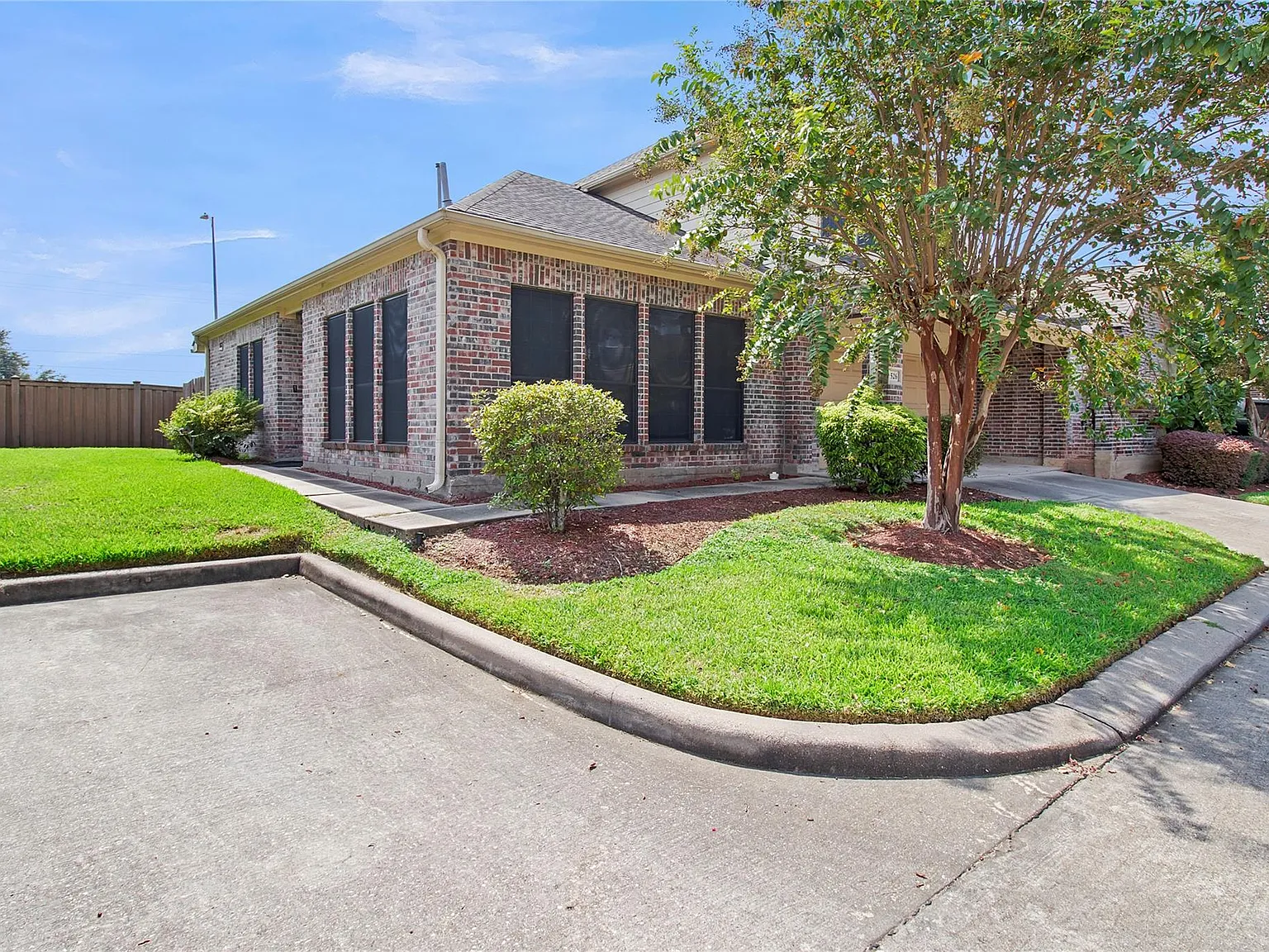 3 bed, 2.5 bath, 1763 sqft, $2,000 — Photo 3