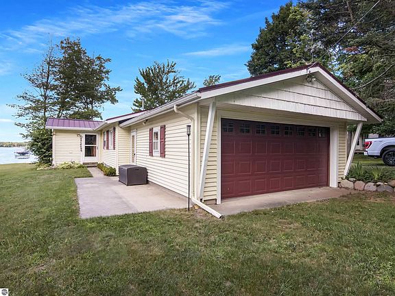 4th image of 4465 E Shore Dr NE