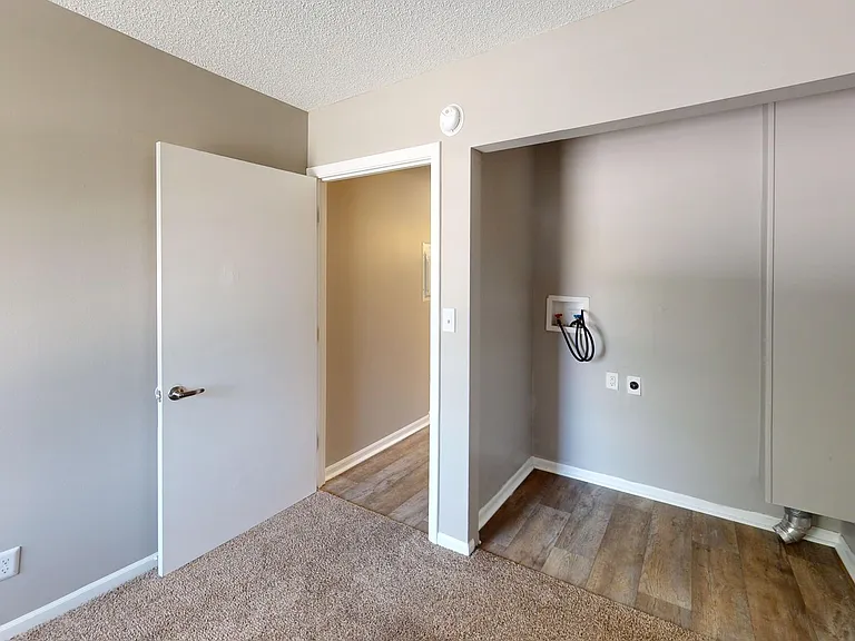Turnberry Square Apartments — Photo 20